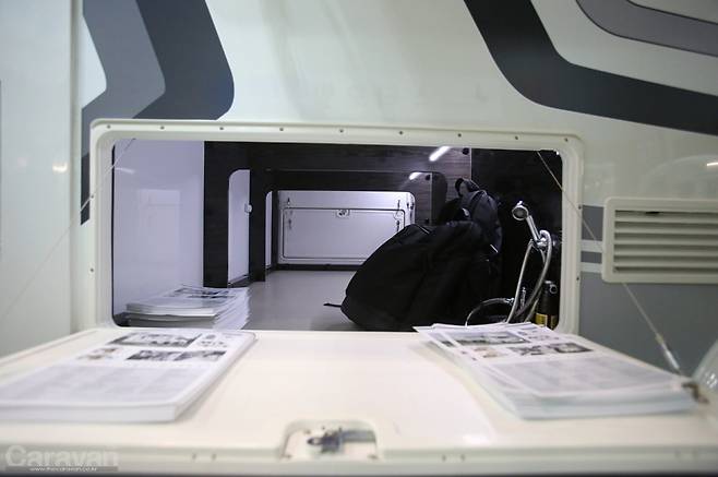 침대를 높이고 , 유럽식 캠핑카처럼 깊고 넓게 하부에 배치한 대형스토리지