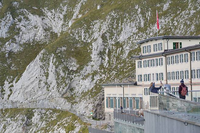 암벽 위에 세워진 호텔 필라투스