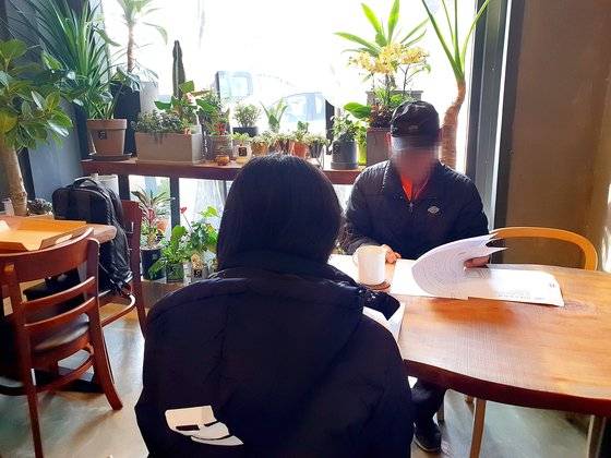 학교 폭력을 당한 다문화 가정 자녀 이모양과 아버지가 중앙일보 기자를 만나 피해 상황을 설명하고 있다. [박진호 기자]