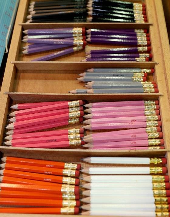 쓰다 남은 몽당연필이 아니다. 연필을 작은 사이즈로 제작해 낱개나 세트로 판매한다. 최승식 기자