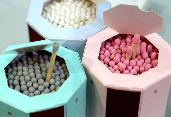 쉽게 불을 붙이기 아까울 정도로 성냥의 색깔들이 화려하다. 핑크색,민트색,흰색 등 다양한 제품이 12일 서울디자인페스티벌에 등장했다. 최승식 기자