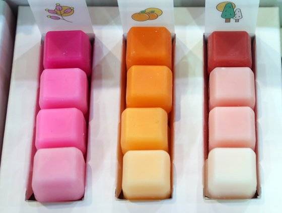 캔디처럼 생긴 형형색색의 멜팅 캔들. 오렌지, 멜론 등 과일향기가 난다.최승식 기자