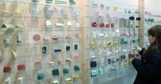 다양한 형태로 전시된 천연 비누제품. 원하는 만큼 무게를 달아 살 수도 있다. 최승식 기자