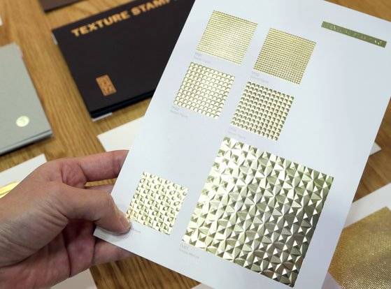 원하는 종이 위에 24K 금박을 다양한 형태나 글자로 새겨 넣을 수도 있다. 최승식 기자