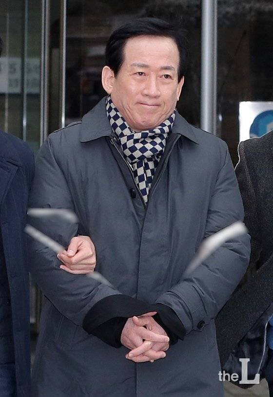 (서울=뉴스1) 구윤성 기자 = 부정채용 등 업무방해 혐의로 구속영장이 청구된 오현득 국기원장이 13일 서울 서초구 서울중앙지법에서 영장실질심사를 마친 뒤 법원을 나서고 있다. 2018.12.13/뉴스1  <저작권자 © 뉴스1코리아, 무단전재 및 재배포 금지>