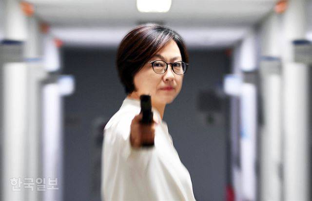 이나영 교수의 손에 총을 들렸다. “사회의 모든 차별에 맞선다는 느낌을 표현해달라”는 어려운 주문과 함께. 물론 모형 총이다. 그의 페이스북 프로필 사진인 총 겨눈 고애신(드라마 ‘미스터 션샤인’에서 배우 김태리가 맡은 주인공)에서 아이디어를 얻었다. 서재훈 기자 spring@hankookilbo.com