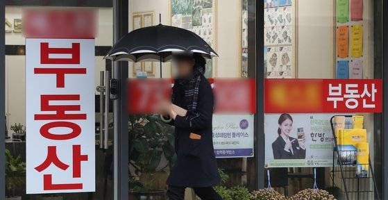 공인중개사는 영어로 라이센스드 리얼 에스테이트 에이전트(licensed real estate agent)로 쓴다. 미국에서는 리얼터(realtor)라고도 한다. 사진은 지난 3일 서울 시내 한 공인중개사 사무소의 모습. [뉴시스]