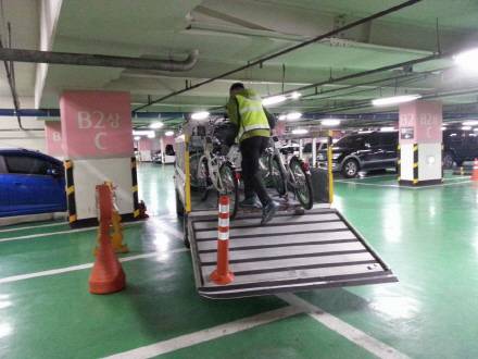 정승만 반장이 따릉이를 배송 차량에 싣고 있다.  /변재현 기자