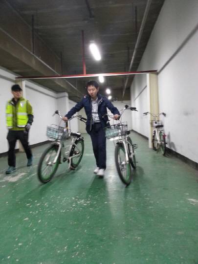 기자가 직접 따릉이를 배송차량에 실어봤다. 균형을 잡기가 쉽지 않다. /변재현 기자