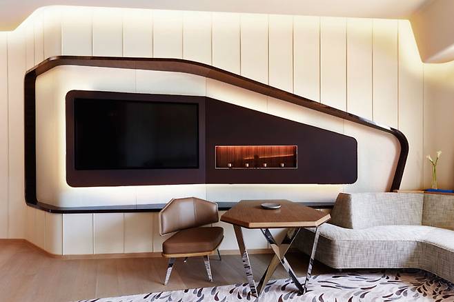 모르페우스의 모든 전자제품과 조명은 터치스크린으로 작동된다