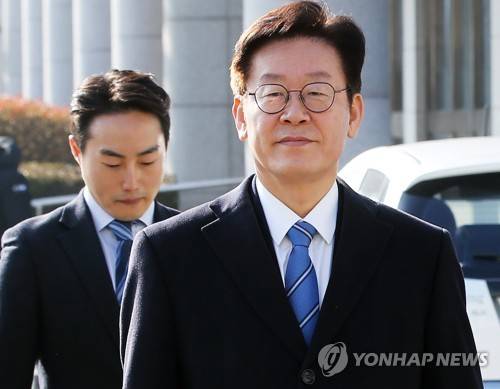 집무실 향하는 이재명 경기지사 (수원=연합뉴스) 홍기원 기자 = 이재명 경기도지사 26일 오전 경기도 수원시 경기도의회에서 열린 제332회 정례회 4차 본회의에 참석한 후 집무실로 향하고 있다. 2018.11.26 xanadu@yna.co.kr