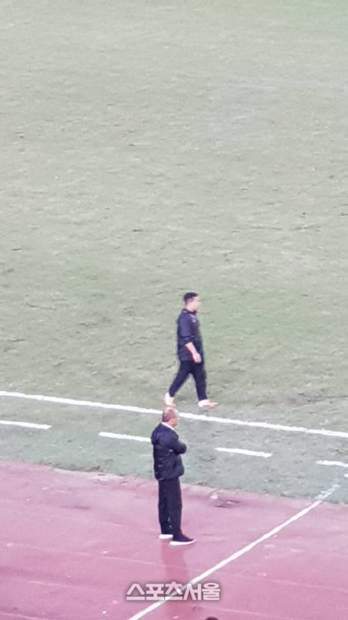 박항서 감독이 15일 베트남 하노이 미딩 경기장에서 말레이시아전을 앞두고 선수들 움직임을 지켜보고 있다. 하노이 | 정다워기자