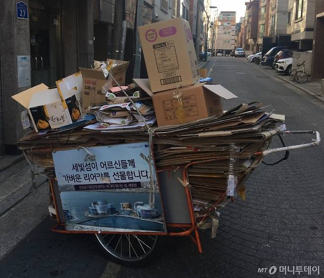 첫번째 폐지 수집을 마친 뒤 손수레의 모습. 총 무게는 165kg(파지 110kg, 책 55kg). 최진철씨(55)가 받은 금액은 1만1000원이었다. 3시간 넘게 열심히 모았으니, 시간당 약 3500원 정도 번 셈이다./사진=남형도 기자