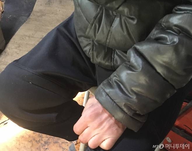 낡아서 뜯어진 장갑을 벗자, 최진철씨(55)의 맨손이 드러났다. 뇌경색 후유증으로 혈액순환이 잘 안된다고 했다. 기자에게 "고생 많았다, 고맙다"며 손을 잡아주는데, 냉기가 그대로 전해졌다. 그래도 마음은 따뜻해졌다./사진=남형도 기자