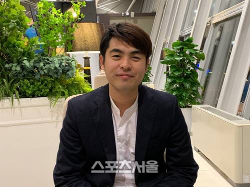 이동준 디제이매니지먼트 대표가 16일 베트남 하노이의 노이바이 국제공항에서 본지를 만나 인터뷰한 후 사진 촬영을 하고 있다. 하노이 | 정다워기자