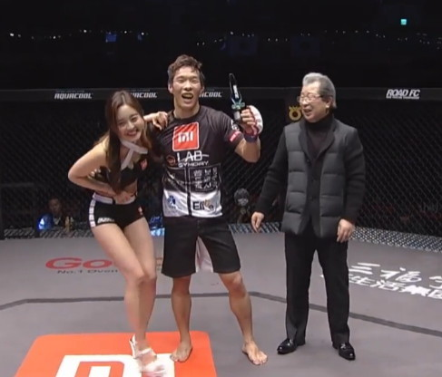 로드FC 박대성 선수가 라운드걸 최설화의 허리를 끌어안고 있다. [사진=MBC 스포츠플러스 중계화면 캡처]