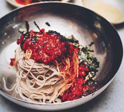 겨울철에 더 별미인 춘천 막국수.