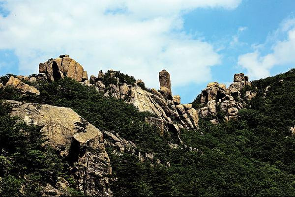 [월간산]경업대에서 본 입석대. 길쭉하게 선 바위가 임경업이 7년 수도의 내공을 보여 주기 위해 세웠다는 입석대다.