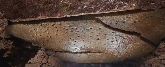 말이산 13호분 무덤방의 5번째 덮개돌(개석) 아랫면에 새겨진 채 발견된 별자리 구멍(성혈). 처음 실물로 확인된 가야시대의 천체관측 기록이라고 할 수 있다.