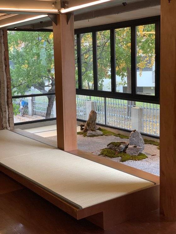 카페 이이알티엔 돌과 모래로 꾸민 일본식 정원과 다다미가 있다. [사진 eert]