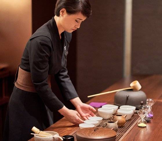 티 바에서 티스페셜리스트가 고객에게 낼 차를 준비하고 있다. [사진 JW메리어트 서울]