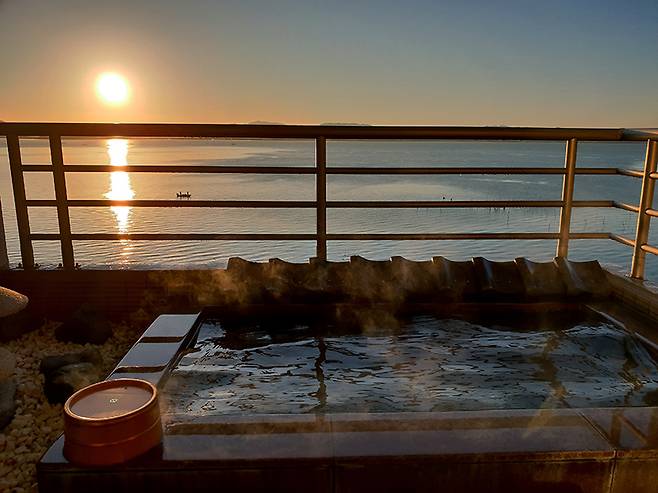 1200년된 오고토온천은 교토에서도 가까워 일본 국내에서도 대표적인 온천 여행지로 꼽힌다. 비와코 호수를 바라볼 수 있는 비와코그랜드호텔 VIP룸 전경.