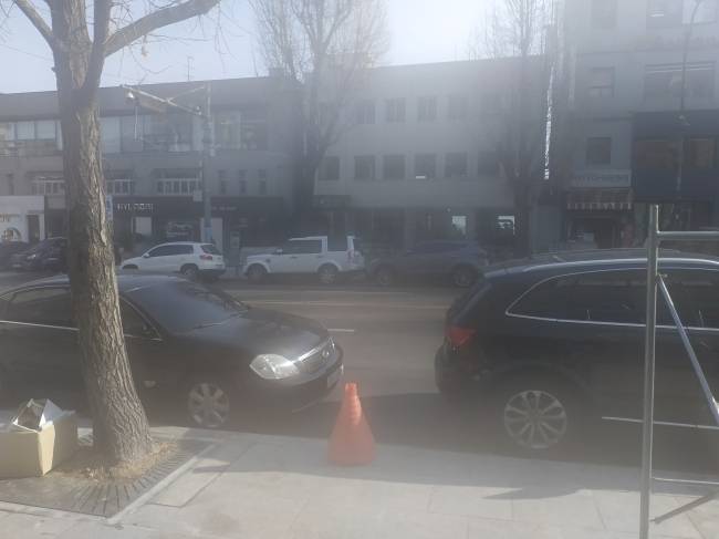 [사진설명=이태원 인근 식당가 차선에 차량이 주차돼 있는 모습]