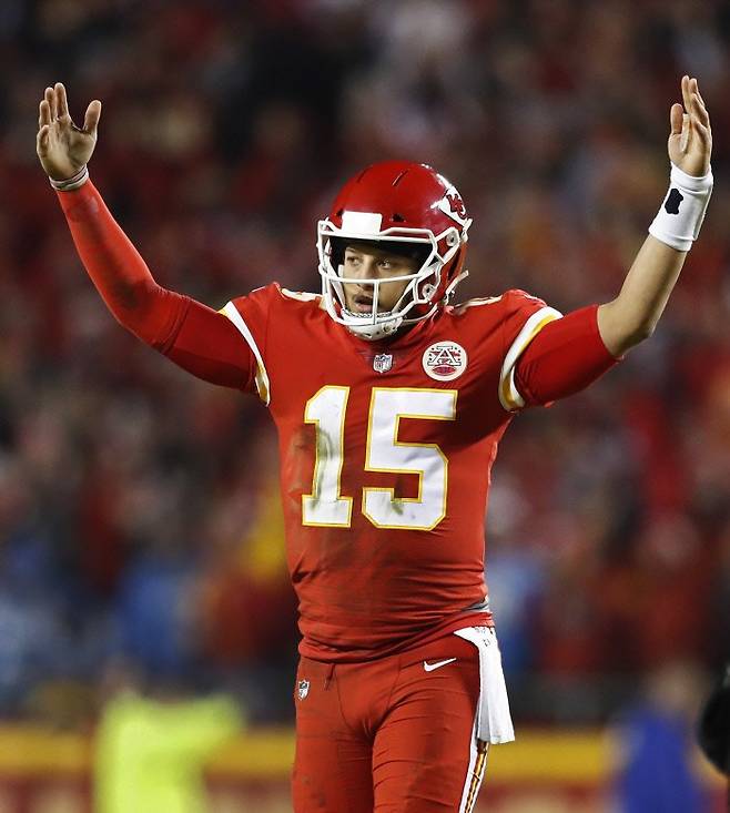 캔자스시티 치프스 쿼터백 패트릭 마홈스가 지난 14일 LA 차저스와의 2018~2019 미국프로풋볼 경기에서 터치다운 패스를 성공시킨 뒤 환호하고 있다.     캔자스시티 | EPA연합뉴스