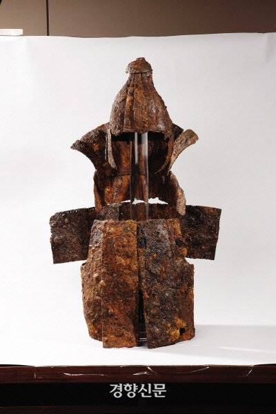 부산 복천동 38호분에서 확인된 철제갑옷. 투구와 목가리개까지 완벽하게 구비된 일괄품이다. 군데군데 보수흔적도 있어 가야 철기군사의 생생한 생활상을 짐작할 수 있다.|문화재청 제공