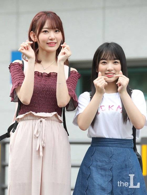 HKT48 미야와키 사쿠라, 야부키 나코(오른쪽)가 5일 오전 인천 부평구 삼산월드체육관에서 열린 Mnet 서바이벌 프로그램 ‘프로듀스 48’ 콘셉트 평가 녹화에 참석해 하트를 그리고 있다. 2018.8.5./사진=뉴스1