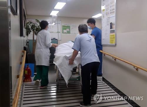 강릉 펜션사고 학생 치료 이동 (강릉=연합뉴스) 이종건 기자 = 19일 오전 강릉 아산병원에서 의료진이 펜션에서 사고를 당한 학생의 고압산소 치료를 위해 이동하고 있다. momo@yna.co.kr