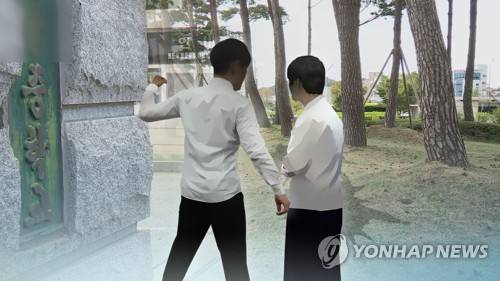 "네가 학교폭력 신고했지?" 중학생들 집단 보복 폭행 (CG) [연합뉴스TV 제공]