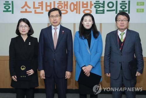 법무부 '제1회 소년비행예방협의회' (서울=연합뉴스) 19일 정부과천청사에서 열린 제1회 소년비행예방협의회에서 박상기 법무부 장관(왼쪽 두번째)과 자문위원들이 기념촬영을 하고 있다.  [법무부 제공] photo@yna.co.kr