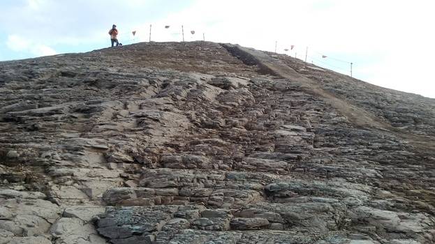 말이산 13호분의 겉모습. 무덤 아래 부분이 바위층(암반)이란 점이 특이하다. 아라가야인들은 무른 암반에 무덤방을 판 뒤 윗부분에만 흙을 쌓아올려 지배자의 거대한 봉분을 만들었다.