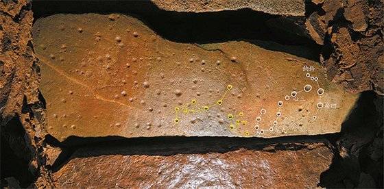경남 함안의 말이산 13호 고분에서 국내 처음으로 발견된 덮개돌의 별자리 구멍. 남두육성을 비롯한 전통 별자리가 정확하게 표시돼 있다. 함안에 있던 아라가야는 일본과의 교섭에서 중심적 역할을 했다. [문화재청]