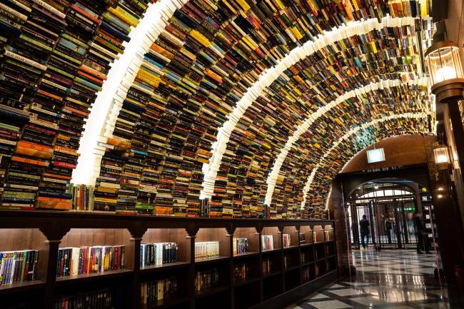 Arch book tunnel at Arc N Book in downtown Seoul (OTD Corp.)