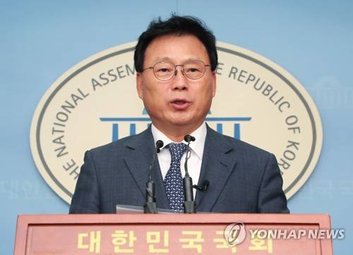 '가짜뉴스' 대책 밝히는 박광온 (서울=연합뉴스) 김주형 기자 = 더불어민주당 박광온 의원이 23일 오후 국회 정론관에서 '허위조작정보(가짜뉴스) 대책특별위원회' 의 입장을 밝히고 있다. 2018.10.23 kjhpress@yna.co.kr