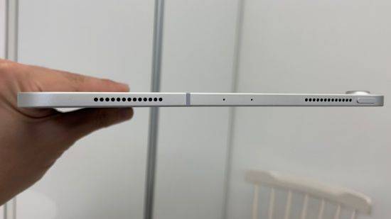 애플은 올해 아이패드 신제품이 휜 것이 정상이라고 설명한다. (사진=지디넷코리아)