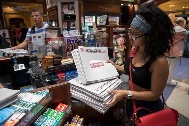 슈프림 로고 광고가 1면에 들어간 8월 13일자 뉴욕포스트, 이날 아침 뉴욕 신문 가판대는 이 신문을 구하려는 이들로 북새통을 이뤘다./뉴욕포스트