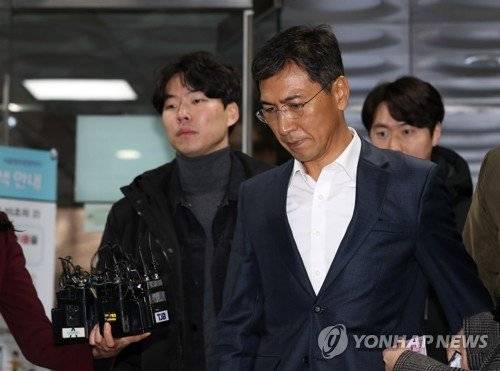 지위를 이용해 비서에게 성폭력을 가한 혐의에 대해 1심에서 무죄를 선고받은 안희정 전 충남도지사가 21일 오전 서초구 서울고법에서 열린 항소심 첫 공판에 출석하고 있다. / 사진=연합뉴스