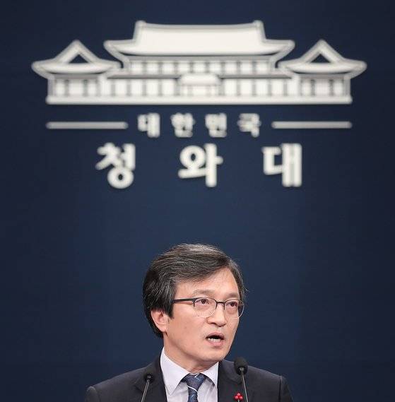 김의겸 청와대 대변인이 18일 오후 청와대 춘추관에서 민정수석실 특감반 의혹과 관련해 입장문을 발표한 뒤 취재진 질문에 답하고 있다. [연합뉴스]