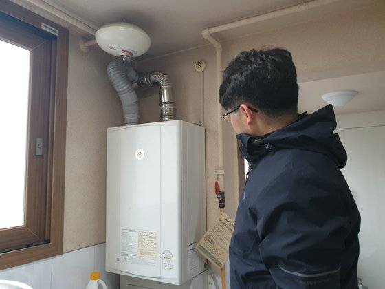 창원의 10년 이상 된 한 아파트에 설치된 보일러 아래 시공표지판에 정보도 적혀 있고, 위 오른쪽에 경보기도 설치돼 있다. 위성욱 기자