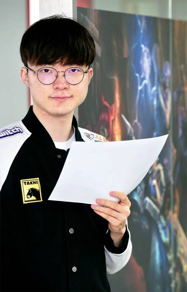 승률 72.9%인 세계적인 프로게이머 이상혁이 스케줄표를 든 채 카메라를 응시하고 있다. [이충우 기자]