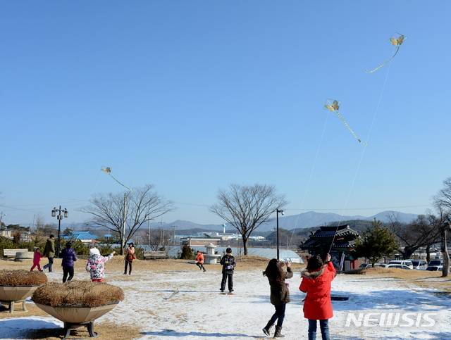 【증평=뉴시스】임장규 기자 = 연날리기 체험행사 중인 충북 증평민속체험박물관. 2018.12.21. (사진=증평군 제공) photo@newsis.com