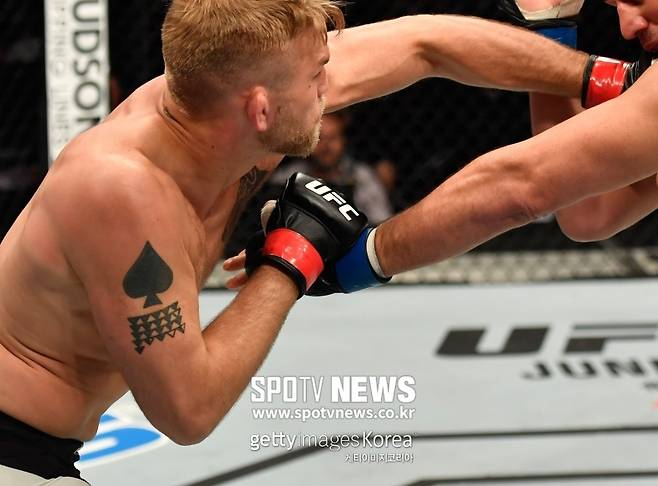 ▲ 알렉산더 구스타프손은 다니엘 코미어와 경기 판정패도 완전한 패배로 받아들이지 않고 있다. 역삼각형 문신이 말해 준다.