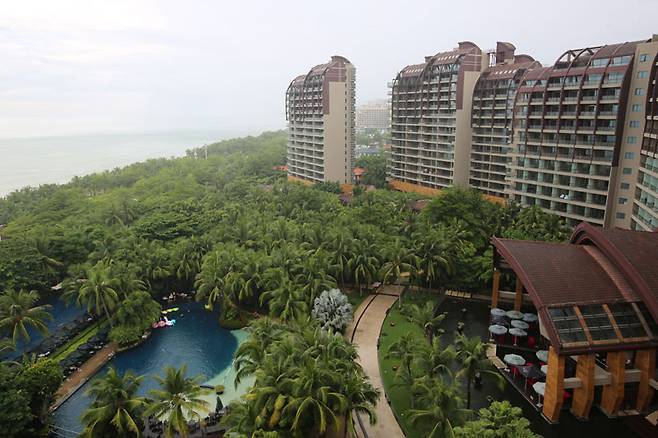 공항 근처에 위치한 풀만 오션뷰 산야 베이는 3박 이상시 체크아웃을 밤 12시까지 연장해줘 밤 비행기를 이용하는 한국인들이 머물기 좋다