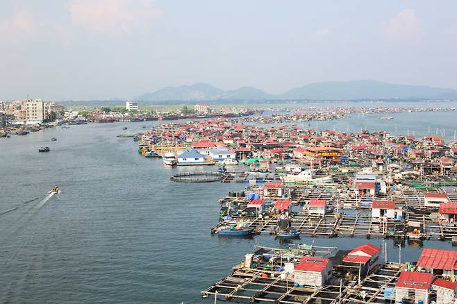 원숭이섬으로 가는 케이블카에서내려다보면 수상가옥이 펼쳐진다