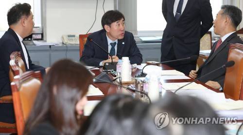 회의 주재하는 하태경 소위위원장 (서울=연합뉴스) 김현태 기자 = 하태경 국회 국방위원회 병역특례제도개선 소위원장이 21일 오전 국회에서 열린 국방위 병역특례제도개선 소위 회의에서 회의를 주재하고 있다.  mtkht@yna.co.kr