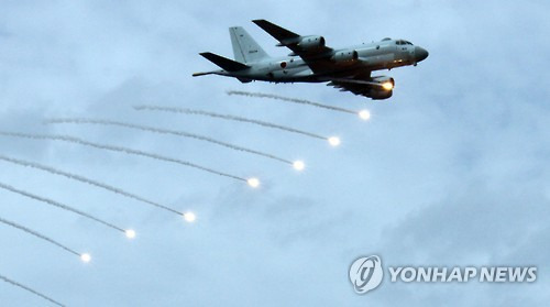 해상자위대 P-1초계기 일본 해상자위대의 P-1 초계기가 2015년 해상자위대 관함식 사전 행사에서 적의 공격을 방해하는 'IR 플레어'를 쏘는 모습. [연합뉴스 자료사진]