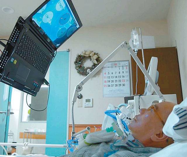 중증 장애인은 아이트래킹(시선 추적) 기술을 이용해 눈의 움직임으로 로봇을 조종할 수 있다.